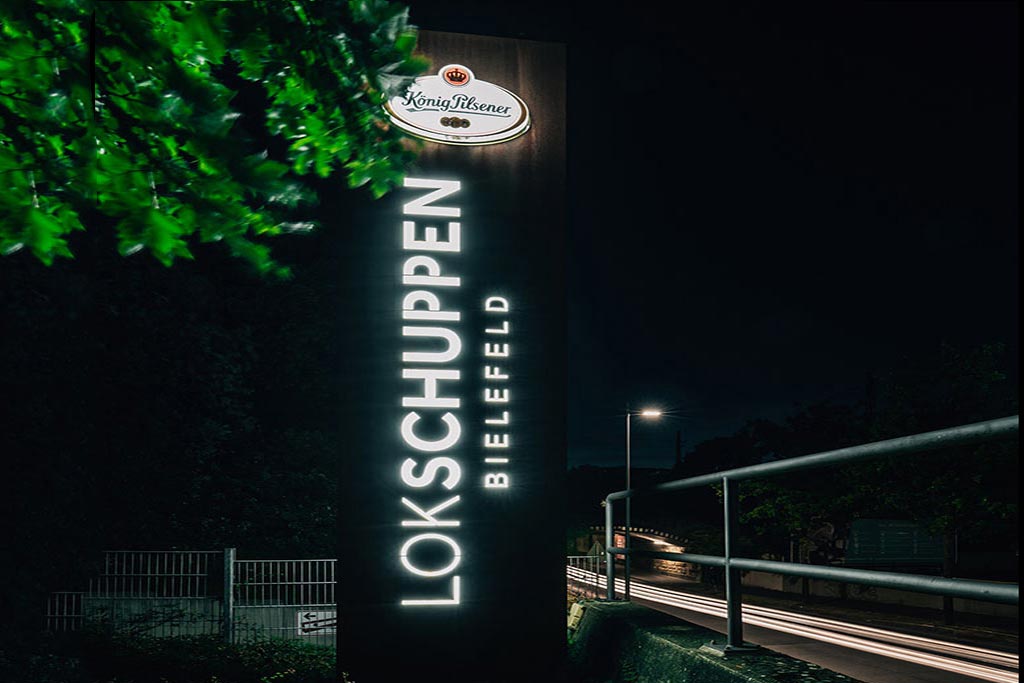 Lokschuppen Bielefeld Cortenstahl Werbepylone mit Licht an